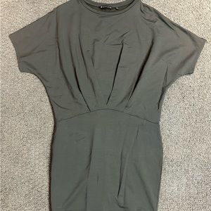 Athleta Women’s Dress Charcoal Gray Pronto Pleated Stretch Short Sleeve Small